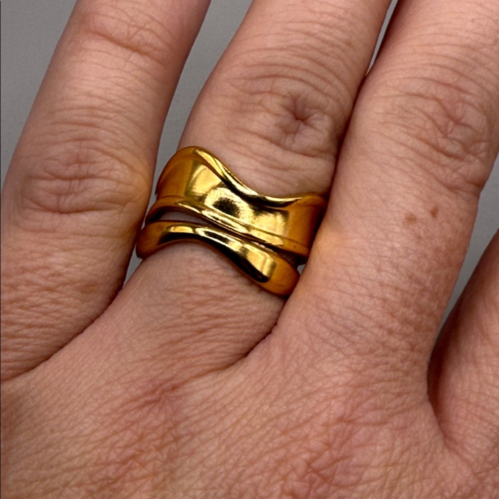 Vintage Gold Tone Wave Unisex Statement Ring Size 6 Adjustable